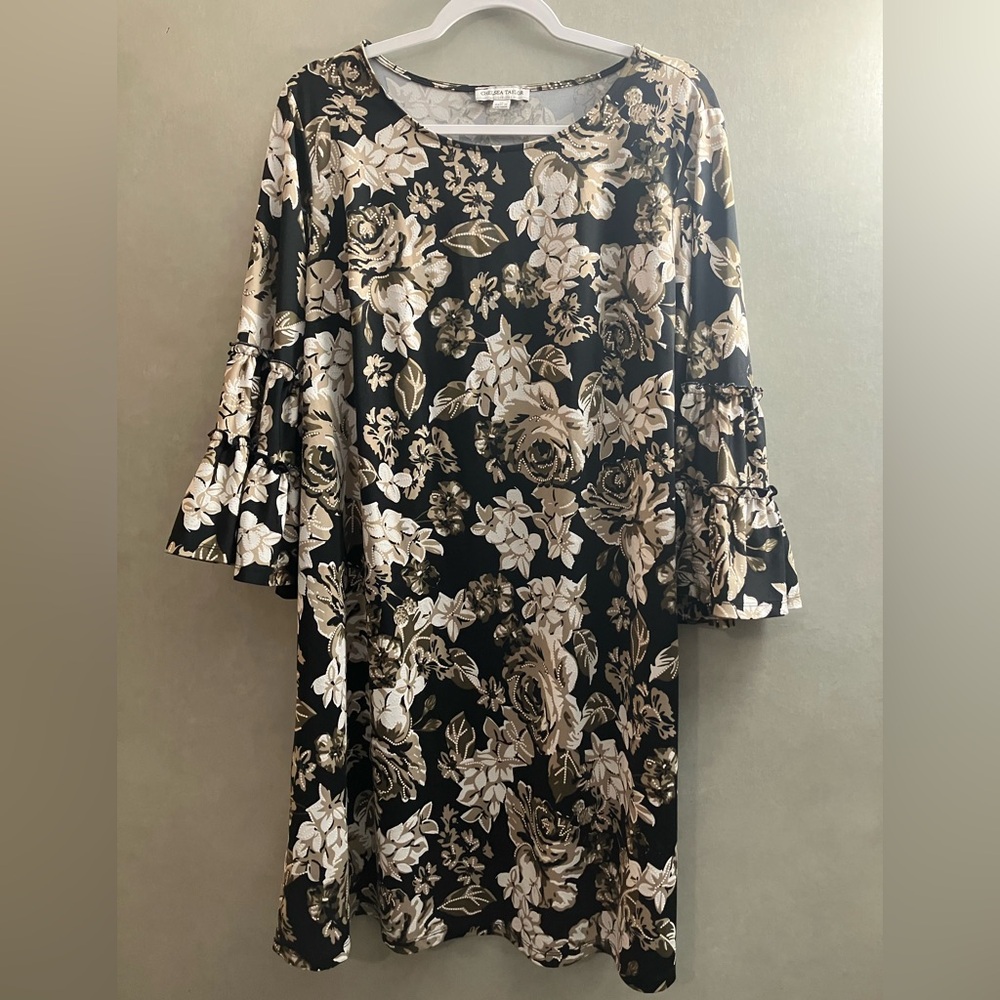 Knee Length Women’s Dress with flounce sleeves. Size 1X
